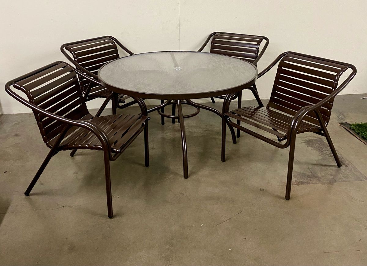 Brown jordan deals table and chairs