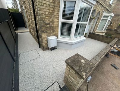 Dove Grey resin bound path with composite fencing complete in Warboys by Butler's Resin Construction