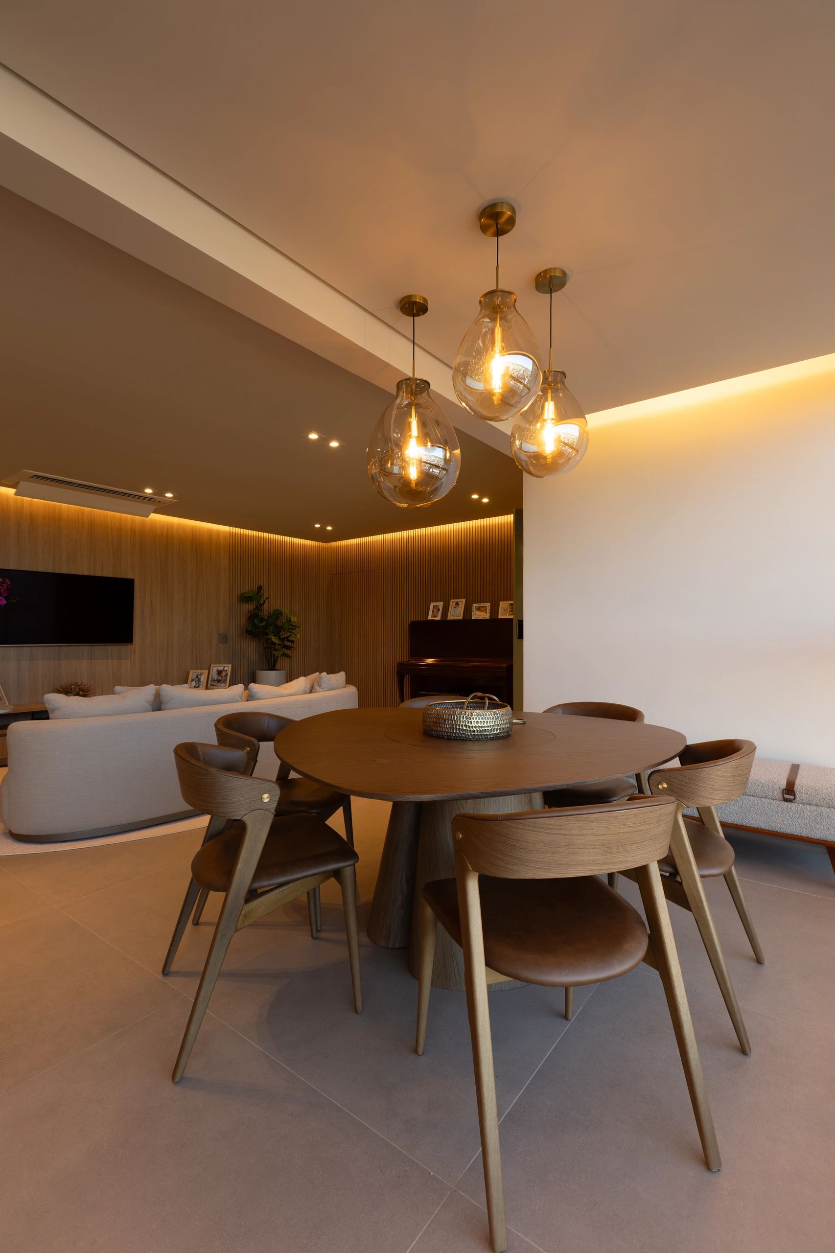 Sala de jantar e estar com iluminação moderna.