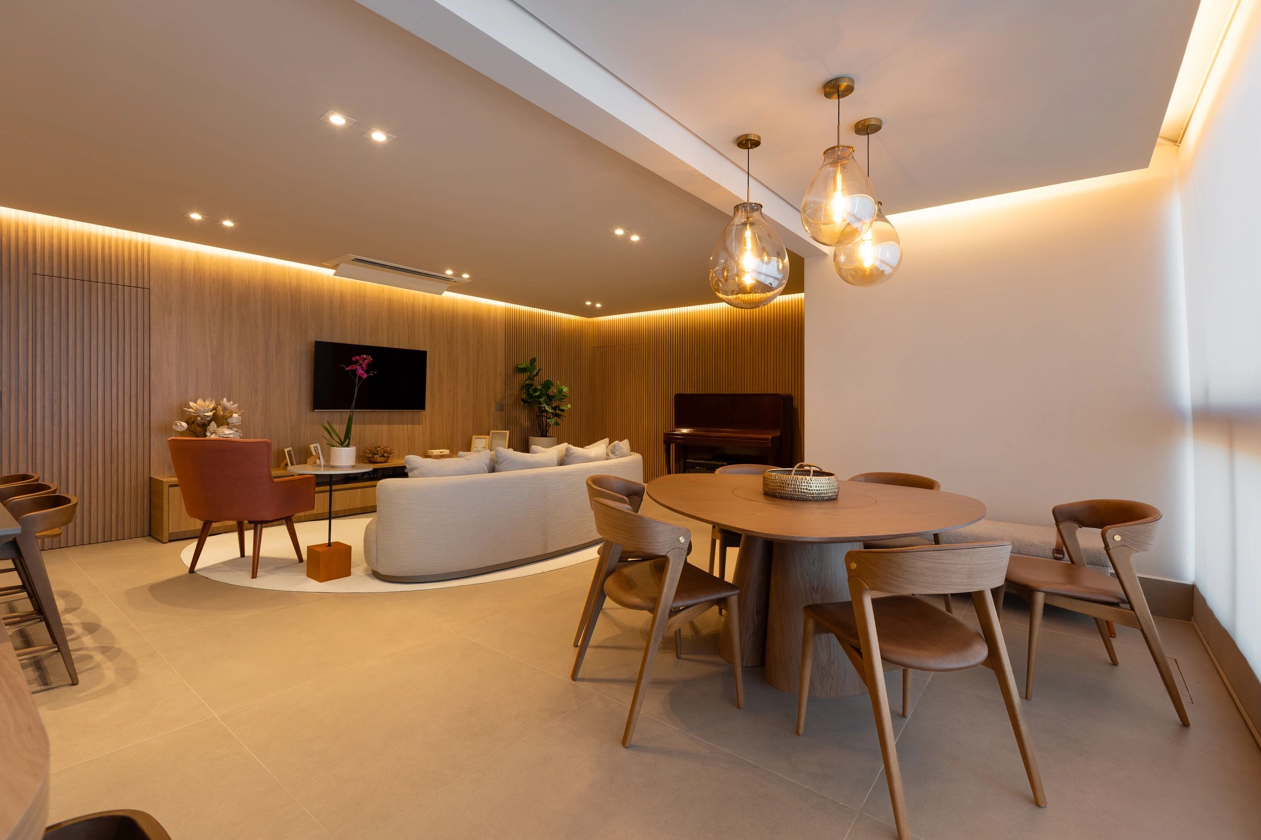 Sala de estar e jantar moderna com iluminação aconchegante.