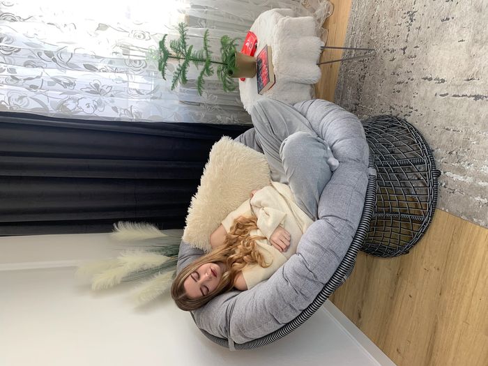 Frau schlafen im Papasan 