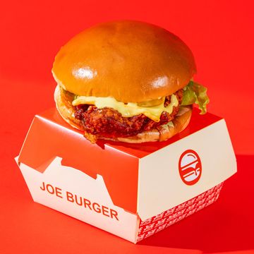 Crispy chicken burger with sauce in a Joe Burger box.