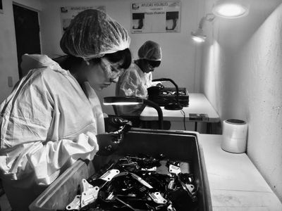 Revision de Calidad en Syntetic. Nuestro equipo inspecciona piezas con recubrimientos de PVC.