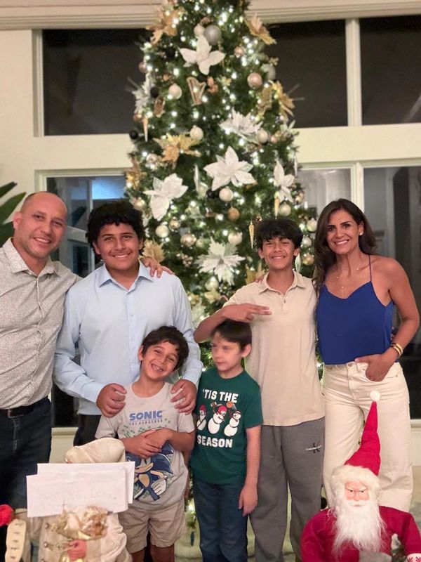 Daniela cabezas coach transpersonal y coach de equipo, con su familia