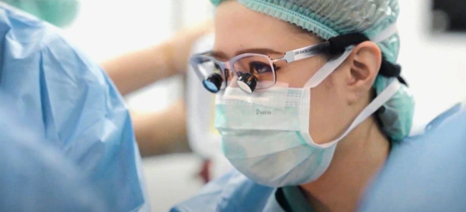 หุ่นยนต์ The da Vinci Xi ช่วยผ่าตัด ผู้ป่วยเจ็บน้อย ฟื้นตัวเร็ว  เพิ่มคุณภาพชีวิต นพ.ผดุงเกียรติ ตั้งพิรุฬห์ธรรม | TISCO Wealth, image size:1523x695