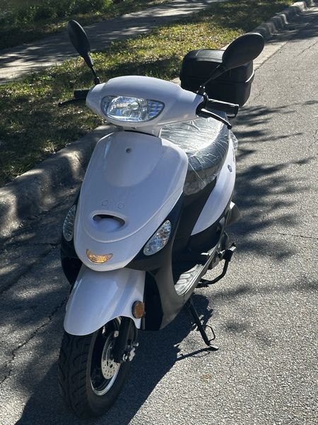 2023 Maui 50cc Gas Motor Scooter White - Image 2