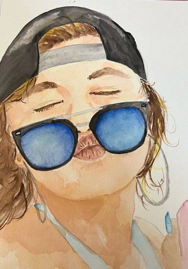 Girl with baseball hat and sunglasses