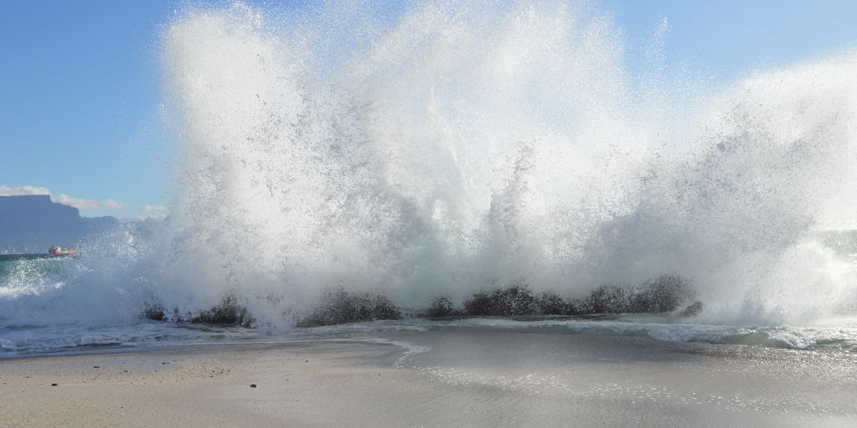 wave hitting rocks 