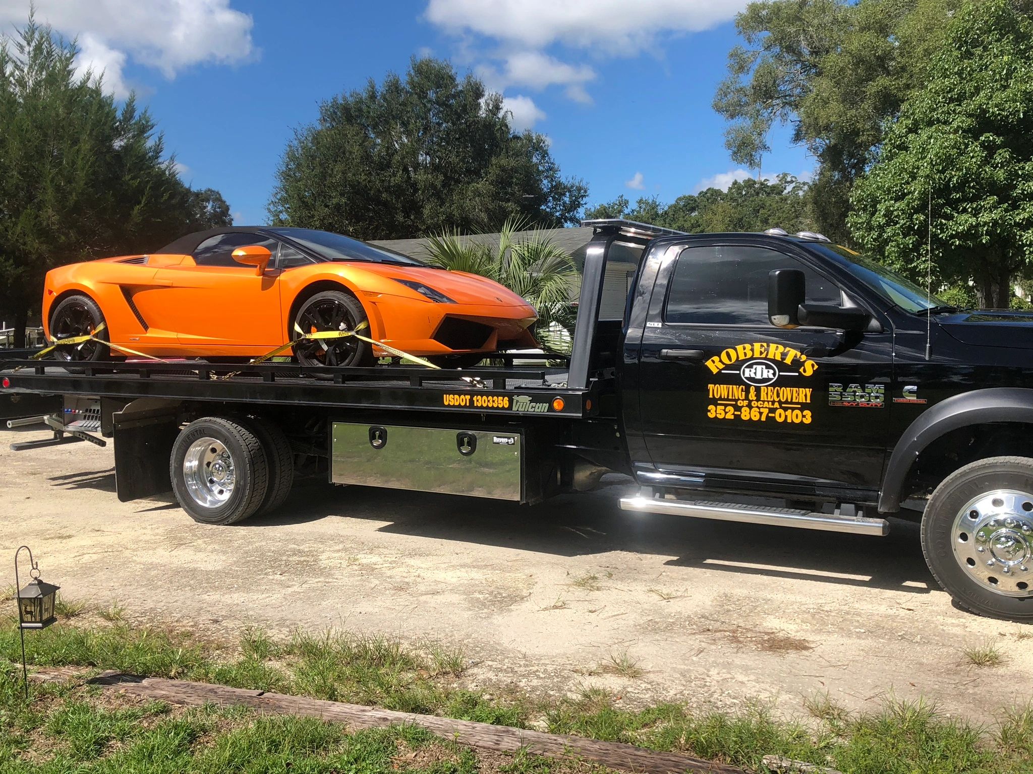 Robert's Towing & Recovery, LLC logo
