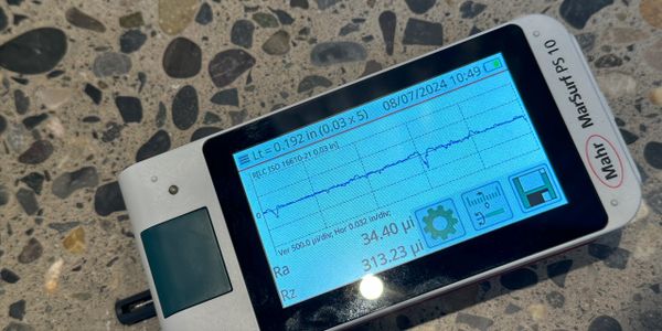 Close-up of a Mahn Marsurf PS 10 device displaying measurement data on a screen.