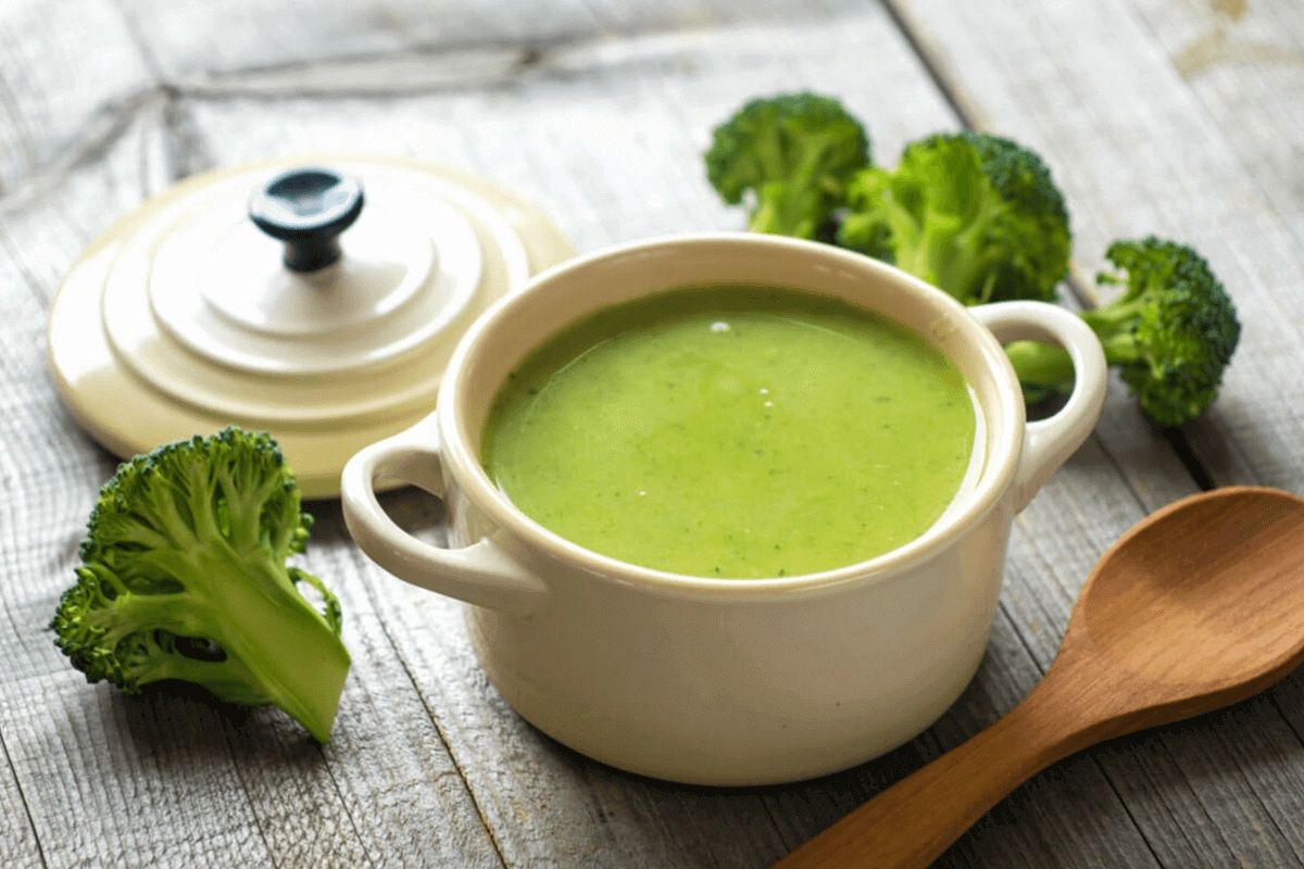 Kale, spinach, and broccoli are top choices for fighting off colds and the flu. Kale, spinach, and broccoli are top choices for fighting off colds and the flu.