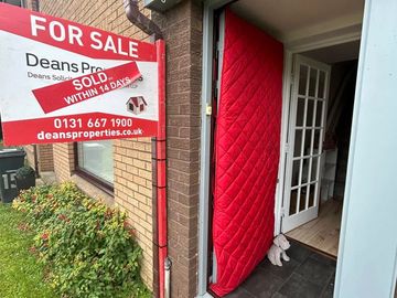 House sold within 14 days with a red blanket at the door.