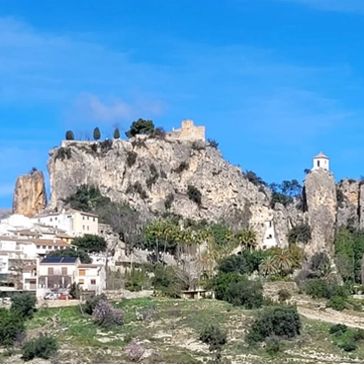 Un bonito pueblo medieval, donde podrás encontrar una fortaleza del siglo XI, está construida sobre 