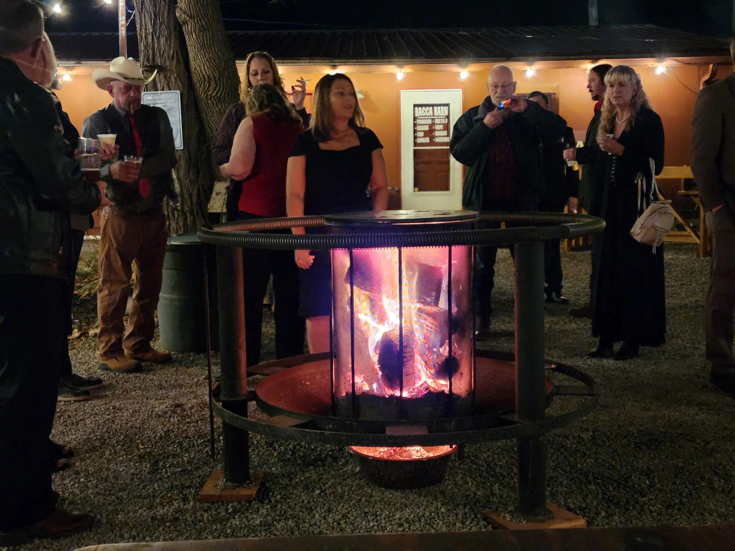 Fully contained very hot smokless fire pit.
