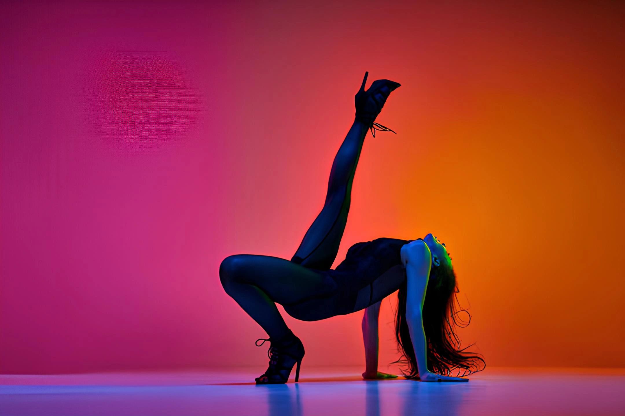 Donna in posa di danza con sfondo colorato.