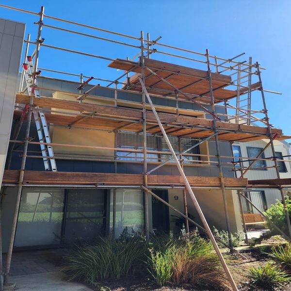 Residential scaffolding in Greenwood WA for solar panel installation – 3-lift tube and clip setup by FlexLift