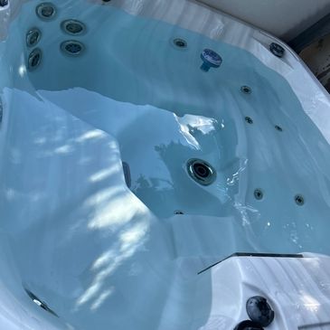 A pristine hot tub. 