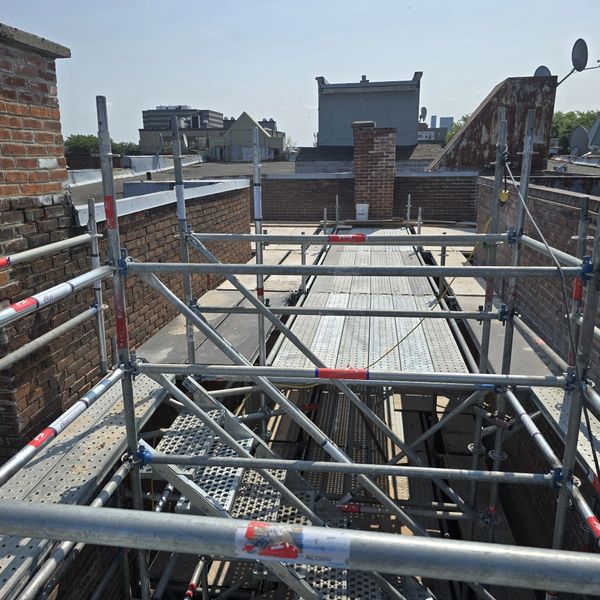 échafaudage, préparation fabrication toit de balcon