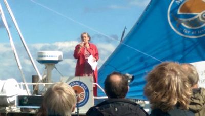 Den Grønne Trepart: En historisk maveplasker for naturen
​Vi fik at vide, at Den Grønne Trepart var en "historisk sejr". Men her i 2026 kan vi se resultatet: En CO2-afgift, der er så udvandet, at industrien knap mærker den, og en arealomlægning, der foregår på landbrugslobbyens præmisser frem for naturens. Jeg kræver et opgør med denne skinmanøvre.
​Implementeringen af trepartsaftalen har vist sig at være præcis det, vi frygtede – en redningsplanke til den industrielle svineproduktion, betalt af dine og mine skattekroner. Mens fjordene gisper efter vejret, og drikkevandet trues af sprøjtegift, har regeringen og landbrugstoppen haft travlt med at tælle de milliarder, de har fået i støtte til "frivillige" tiltag, der ikke virker.