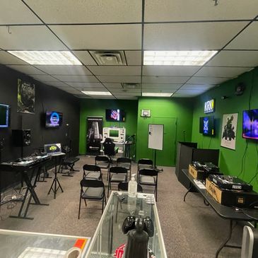Unique Institute of Music's state of the art dj classes (beginners welcome). 