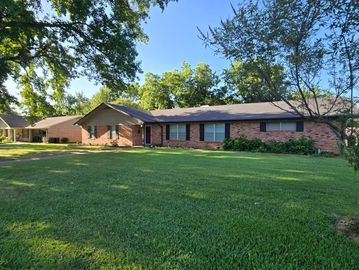 3/2 with 2 living areas,  fireplace 🔥, spacious bedrooms, and large utility room. 