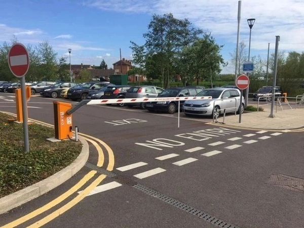 Car parking barrier for car parks with ticket machine