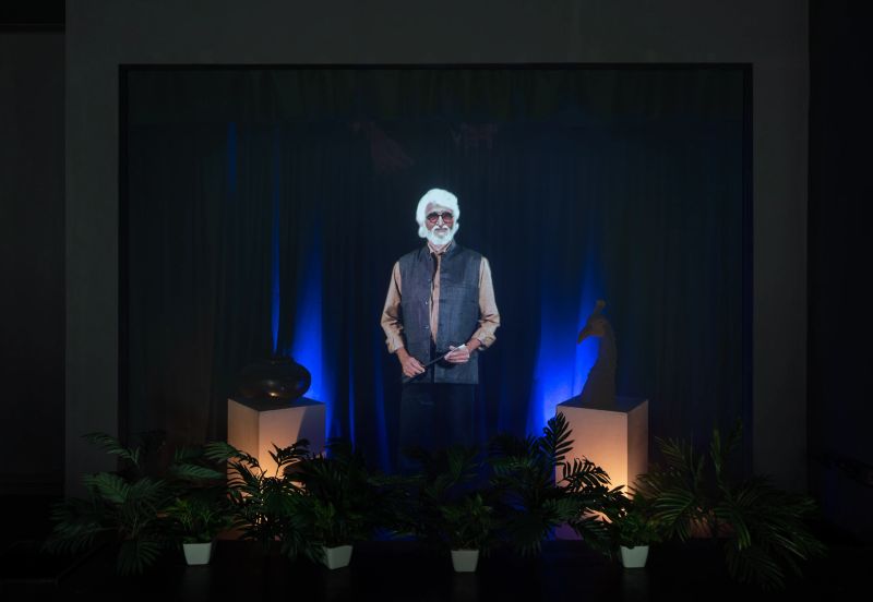 Portable holographic visual display