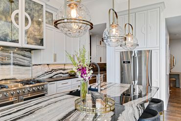 Kitchen island - lighting - cabinets