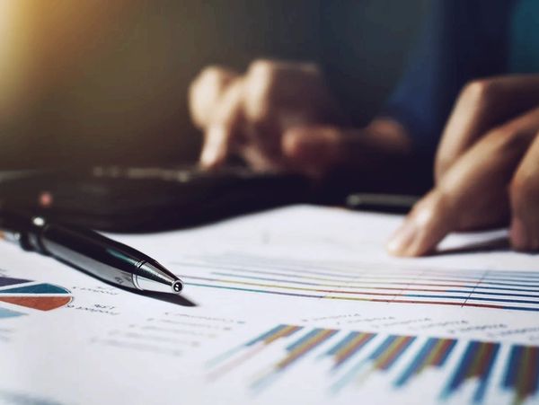 Consultant analyzing production and hotelligence reports from agency360