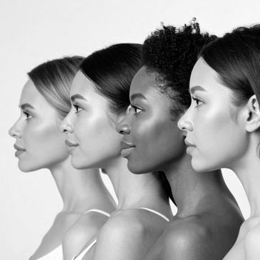 Microneedling & Aquafacial Frankfurt – Für strahlend schöne Haut

Bei SisLuxe vereinen wir modernste Hautpflege mit sichtbaren Ergebnissen.
Unser Microneedling stärkt die Hautstruktur, regt die Kollagenbildung an und sorgt für ein ebenmäßiges, frisches Hautbild.
Das Aquafacial reinigt, pflegt und spendet intensive Feuchtigkeit – für einen natürlichen Glow und ein gesundes Strahlen.
💎 Buche jetzt deinen Termin und erlebe deine Haut neu!