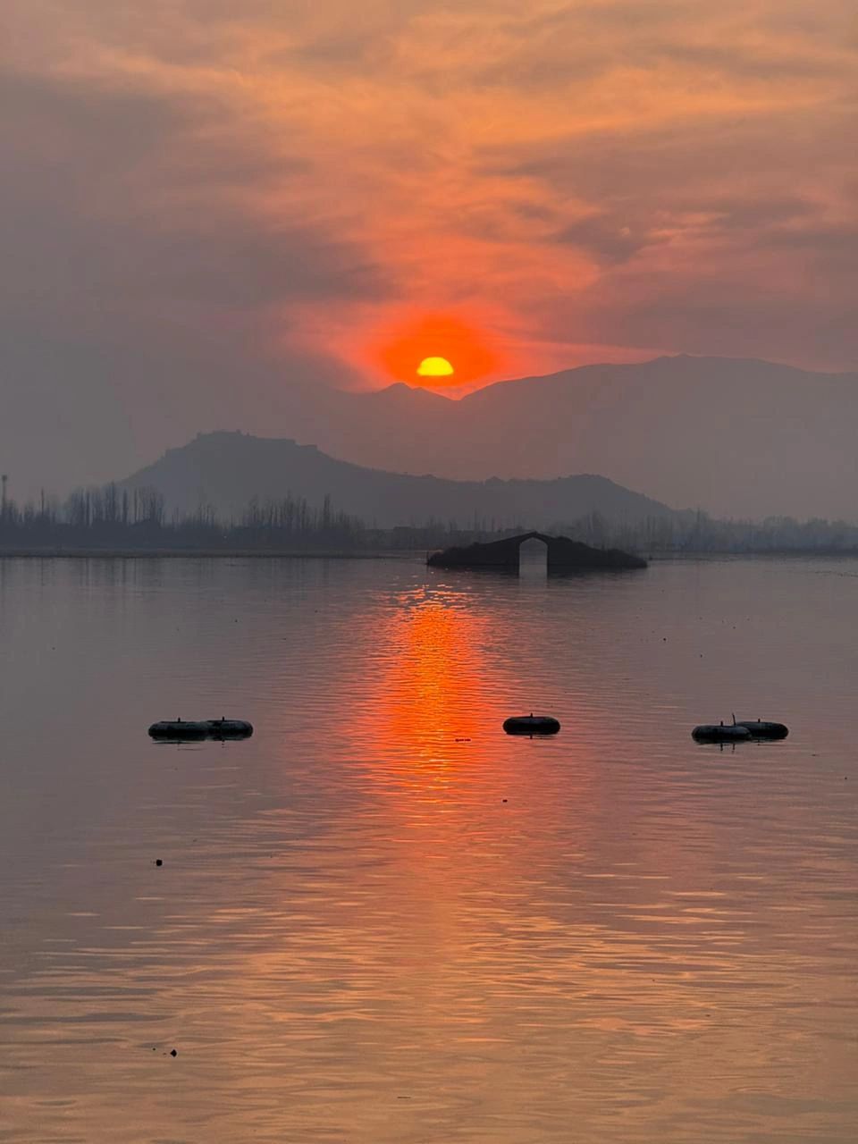 As the sun descends, Dal Lake turns into a mirror of molten gold, an image of timeless serenity.


