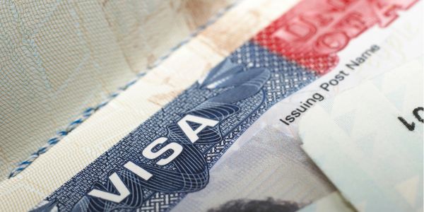 Close-up de um visto em um passaporte.