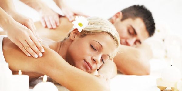 un homme et une femme sur table, un moment de détente massé en même temps. bien être d' exception.