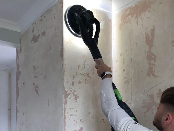 Decorator from RH Smith using Festool dust-free sanding equipment 
