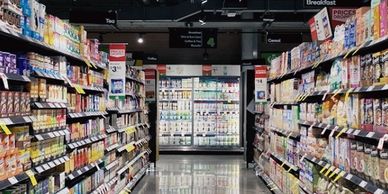 Alimentos en góndola de supermercado, registro de alimentos, regulación alimentaria