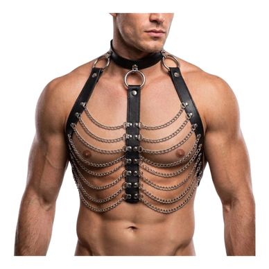 Hombre con arnés de cuero y cadenas.