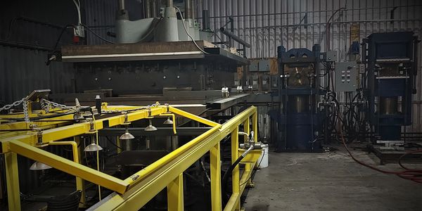 unité hydraulique de moulage  composante ferroviaires - hydraulic unit molding railway component