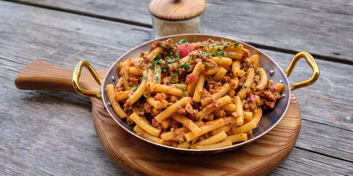 piatto di pasta al ragu di cervo coltivato nelle dolomiti