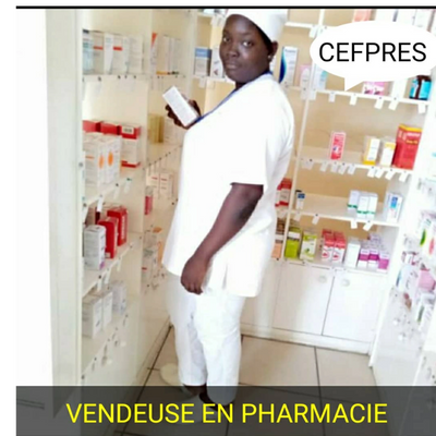 Une vendeuse en pharmacie