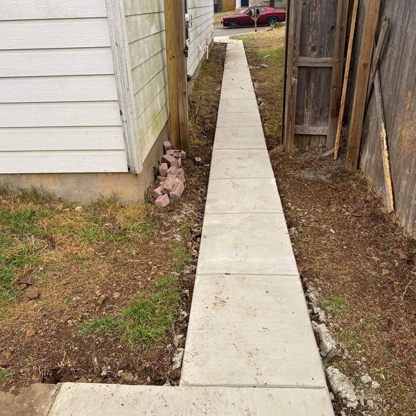 Best Concrete contractor in San Antonio finishing a sidewalk.