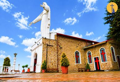 Iglesia con estatua gigante de Cristo.
