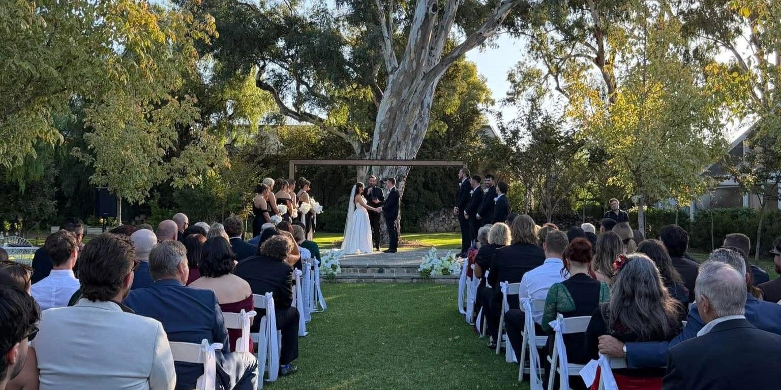 Wedding at Sunnybrea Estate with Adelaide Marriage Celebrant, Reed H. Brown in their outdoor garden.