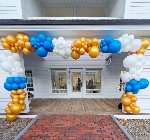 Grand opening balloon garland