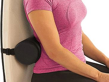 Almohadilla lumbar negra para soporte en silla.