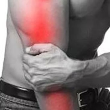 Hombre sujetando su brazo con dolor.