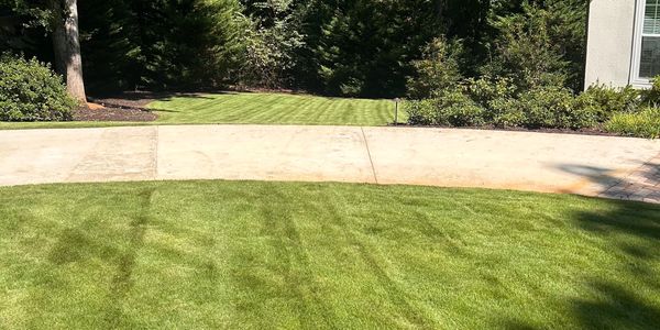 Perfection in Hoschton, GA – Signature Lawn Service top-tier weekly lawn care and maintenance