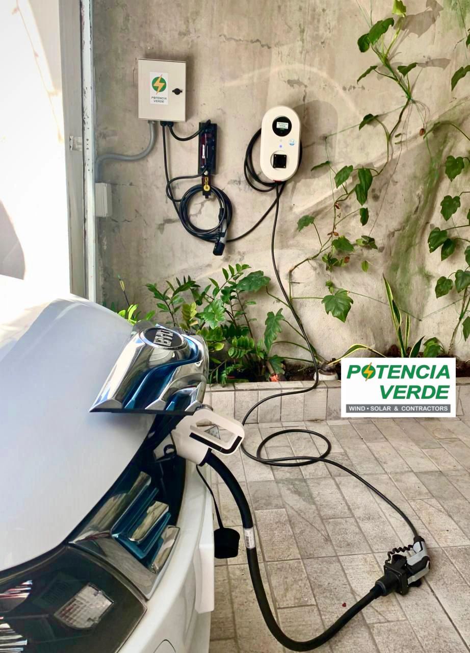 Cargadores de auto eléctrico instalado en pared