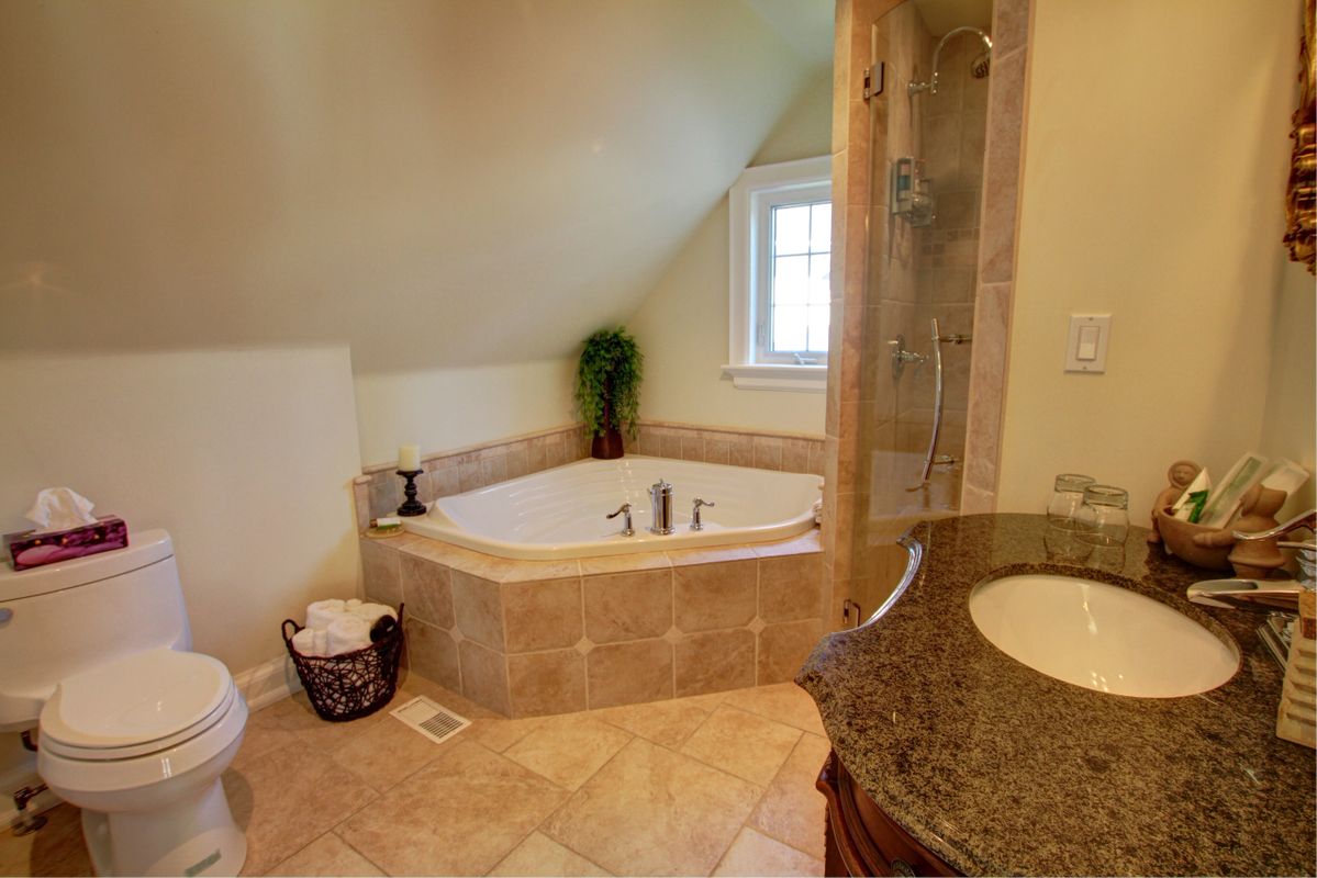 //img1.wsimg.com/isteam/ip/da6b94da-1d8f-4208-bbb6-63e4f581cff4/CarriageHouseBathSink.jpg/:/rs=w:1300,h:800