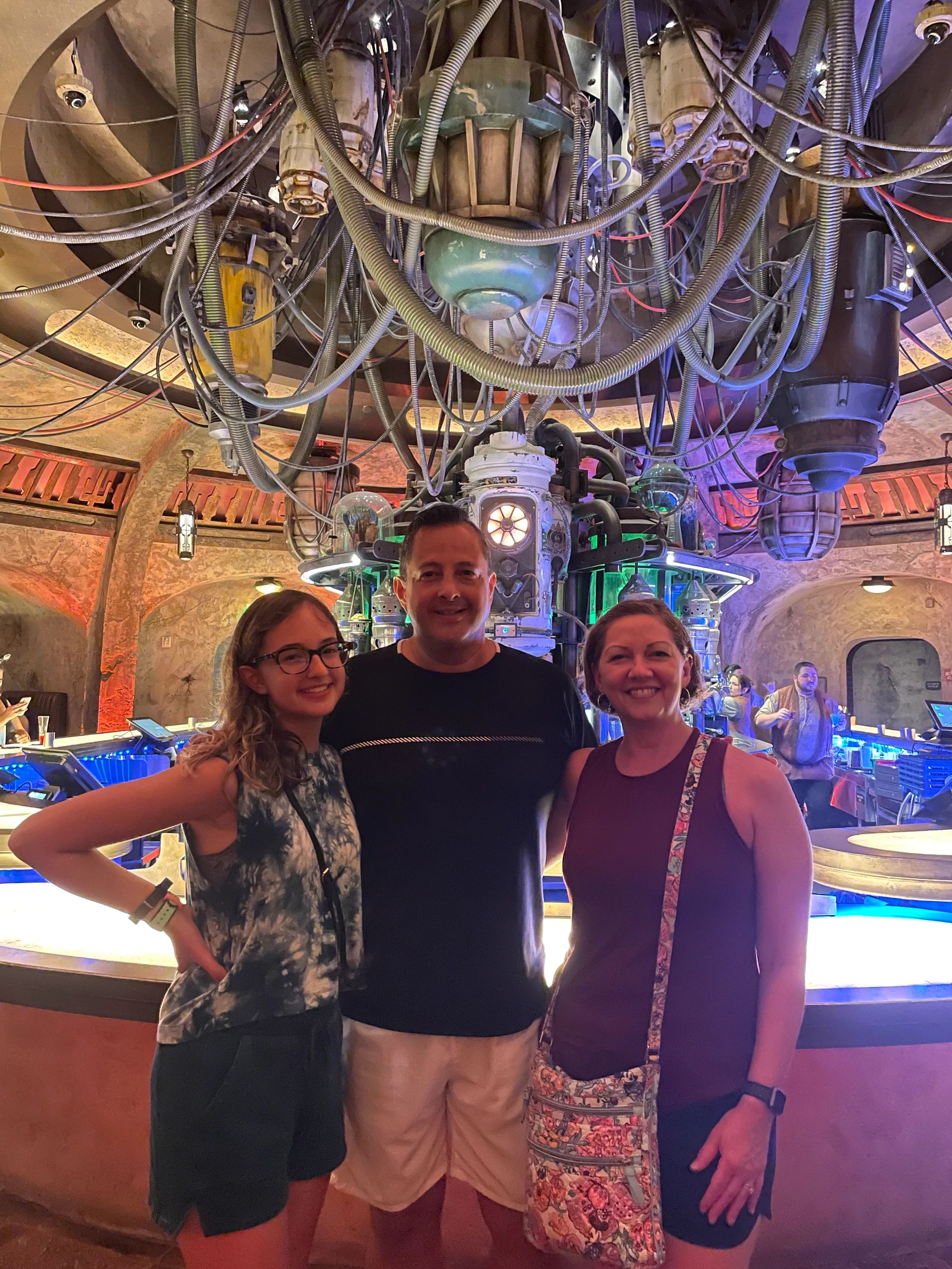 Review: Oga's Cantina Bar in Star Wars Land - Disney Tourist Blog