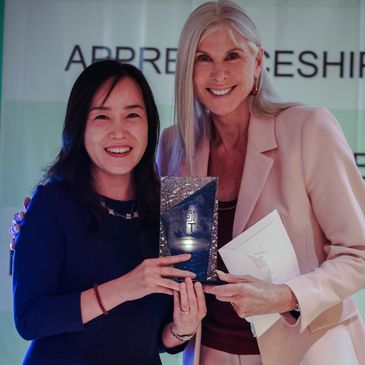 Yan Wang receiving award from Sharron Davies 
